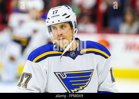 Raleigh, North Carolina, USA. 28. Februar 2016. St. Louis Blues linken Flügel Jaden Schwartz (17) während des NHL-Spiels zwischen den St. Louis Blues und die Carolina Hurricanes in der PNC-Arena. © Andy Martin Jr./ZUMA Draht/Alamy Live-Nachrichten Stockfoto