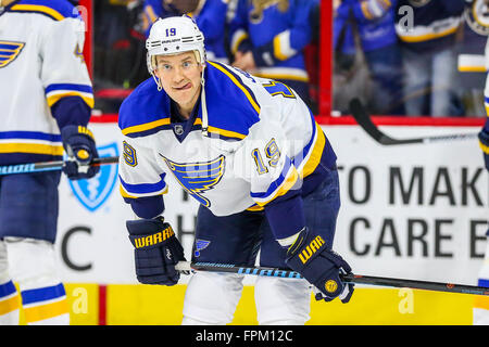 Raleigh, North Carolina, USA. 28. Februar 2016. St. Louis Blues Verteidiger Jay Bouwmeester (19) während des NHL-Spiels zwischen den St. Louis Blues und die Carolina Hurricanes in der PNC-Arena. © Andy Martin Jr./ZUMA Draht/Alamy Live-Nachrichten Stockfoto