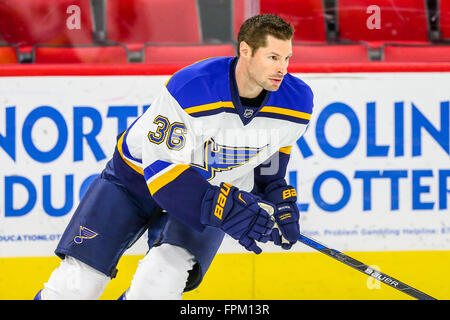 Raleigh, North Carolina, USA. 28. Februar 2016. St. Louis Blues rechten Flügel Troy Brouwer (36) während des NHL-Spiels zwischen den St. Louis Blues und die Carolina Hurricanes in der PNC-Arena. © Andy Martin Jr./ZUMA Draht/Alamy Live-Nachrichten Stockfoto