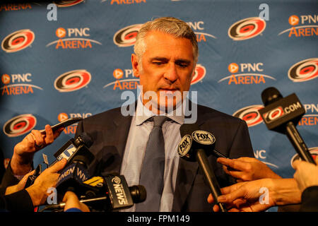 Raleigh, North Carolina, USA. 28. Februar 2016. Carolina Hurricanes General Manager Ron Francis während des NHL-Spiels zwischen den St. Louis Blues und die Carolina Hurricanes in der PNC-Arena. © Andy Martin Jr./ZUMA Draht/Alamy Live-Nachrichten Stockfoto