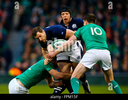 Aviva Stadion, Dublin, Irland. 19. März 2016. RBS Six Nations Championships. Irland und Schottland. Tim Visser (Schottland) von Robbie Henshaw (Irland) und Jonathan Sexton (Irland) in Angriff genommen wird. © Aktion Plus Sport/Alamy Live-Nachrichten Stockfoto