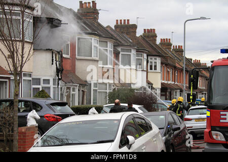 Sonntag, 19. März 16 vier Feuerwehrfahrzeuge und eine Höhe Plattform, rund 20 Feuerwehrleute in Angriff genommen ein Feuer in einem Haus in sieben Könige Ilford. Woodhouse unterwegs, das Feuer beschädigt im ersten Stock des im ersten Stock des Anwesens. Polizei und Krankenwagen besuchte auch die Szene. Stockfoto