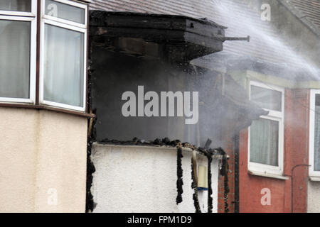 Sonntag, 19. März 16 vier Feuerwehrfahrzeuge und eine Höhe Plattform, rund 20 Feuerwehrleute in Angriff genommen ein Feuer in einem Haus in sieben Könige Ilford. Woodhouse unterwegs, das Feuer beschädigt im ersten Stock des im ersten Stock des Anwesens. Polizei und Krankenwagen besuchte auch die Szene. Stockfoto