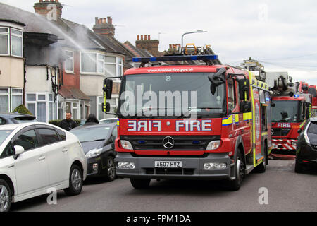 Sonntag, 19. März 16 vier Feuerwehrfahrzeuge und eine Höhe Plattform, rund 20 Feuerwehrleute in Angriff genommen ein Feuer in einem Haus in sieben Könige Ilford. Woodhouse unterwegs, das Feuer beschädigt im ersten Stock des im ersten Stock des Anwesens. Polizei und Krankenwagen besuchte auch die Szene. Stockfoto