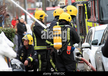 Sonntag, 19. März 16 vier Feuerwehrfahrzeuge und eine Höhe Plattform, rund 20 Feuerwehrleute in Angriff genommen ein Feuer in einem Haus in sieben Könige Ilford. Woodhouse unterwegs, das Feuer beschädigt im ersten Stock des im ersten Stock des Anwesens. Polizei und Krankenwagen besuchte auch die Szene. Stockfoto