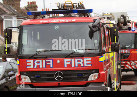 Sonntag, 19. März 16 vier Feuerwehrfahrzeuge und eine Höhe Plattform, rund 20 Feuerwehrleute in Angriff genommen ein Feuer in einem Haus in sieben Könige Ilford. Woodhouse unterwegs, das Feuer beschädigt im ersten Stock des im ersten Stock des Anwesens. Polizei und Krankenwagen besuchte auch die Szene. Stockfoto