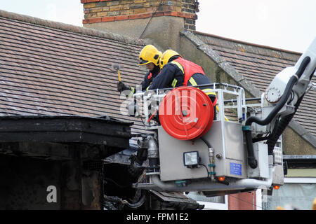 Sonntag, 19. März 16 vier Feuerwehrfahrzeuge und eine Höhe Plattform, rund 20 Feuerwehrleute in Angriff genommen ein Feuer in einem Haus in sieben Könige Ilford. Woodhouse unterwegs, das Feuer beschädigt im ersten Stock des im ersten Stock des Anwesens. Polizei und Krankenwagen besuchte auch die Szene. Stockfoto