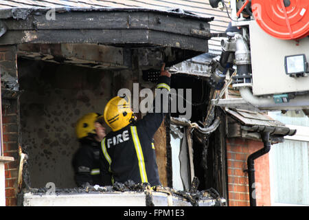 Sonntag, 19. März 16 vier Feuerwehrfahrzeuge und eine Höhe Plattform, rund 20 Feuerwehrleute in Angriff genommen ein Feuer in einem Haus in sieben Könige Ilford. Woodhouse unterwegs, das Feuer beschädigt im ersten Stock des im ersten Stock des Anwesens. Polizei und Krankenwagen besuchte auch die Szene. Stockfoto