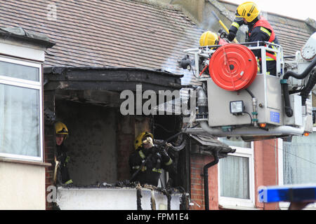 Sonntag, 19. März 16 vier Feuerwehrfahrzeuge und eine Höhe Plattform, rund 20 Feuerwehrleute in Angriff genommen ein Feuer in einem Haus in sieben Könige Ilford. Woodhouse unterwegs, das Feuer beschädigt im ersten Stock des im ersten Stock des Anwesens. Polizei und Krankenwagen besuchte auch die Szene. Stockfoto