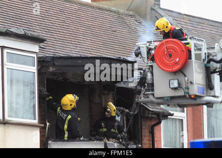 Sonntag, 19. März 16 vier Feuerwehrfahrzeuge und eine Höhe Plattform, rund 20 Feuerwehrleute in Angriff genommen ein Feuer in einem Haus in sieben Könige Ilford. Woodhouse unterwegs, das Feuer beschädigt im ersten Stock des im ersten Stock des Anwesens. Polizei und Krankenwagen besuchte auch die Szene. Stockfoto