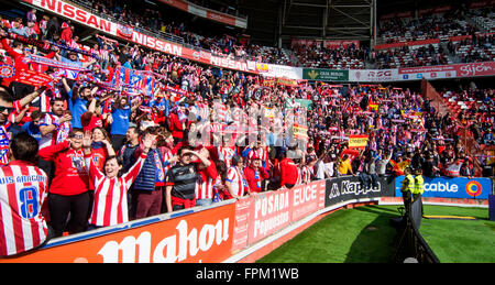 Gijón, Spanien. 19. März 2016. Fans von Atletico de Madrid während Fußball-match des spanischen "La Liga" zwischen Real Sporting de Gijon und Atletico de Madrid bei Molinón Stadion OnMarch 19, 2016 in Gijon, Spanien. Bildnachweis: David Gato/Alamy Live-Nachrichten Stockfoto