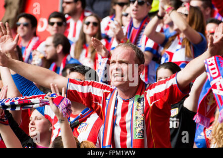 Gijón, Spanien. 19. März 2016. Fans von Atletico de Madrid während Fußball-match des spanischen "La Liga" zwischen Real Sporting de Gijon und Atletico de Madrid bei Molinón Stadion OnMarch 19, 2016 in Gijon, Spanien. Bildnachweis: David Gato/Alamy Live-Nachrichten Stockfoto