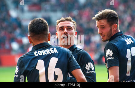 Gijón, Spanien. 19. März 2016. Antoine Griezmann und Angel Correa (Atletico de Madrid) feiern ihr erste Ziel beim Fußballspiel des spanischen "La Liga" zwischen Real Sporting de Gijon und Atletico de Madrid im Molinón Stadion OnMarch 19, 2016 in Gijon, Spanien. Bildnachweis: David Gato/Alamy Live-Nachrichten Stockfoto