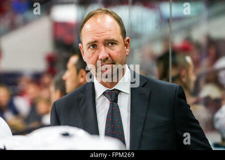 19. Februar 2016 - Raleigh, North Carolina, USA - San Jose Sharks head Coach Peter DeBoer während der NHL-Spiel zwischen den San Jose Sharks und den Carolina Hurricanes in der PNC-Arena. (Kredit-Bild: © Andy Martin Jr. über ZUMA Draht) Stockfoto