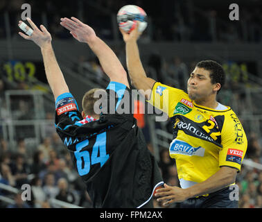 Zagreb, Kroatien. 19. März 2016. Mensah Larsen (R) des Rhein-Neckar Löwen schießt während der European Handball Federation (EHF) Herren letzten 16 der Champions League Spiel gegen PPD Zagreb in der Arena Zagreb in Zagreb, Kroatien, 19. März 2016. Rhein-Neckar Löwen gewonnen durch 24-23. © Miso Lisanin/Xinhua/Alamy Live-Nachrichten Stockfoto