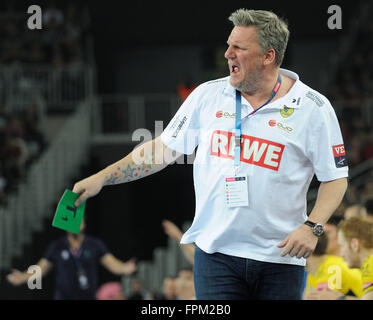 Zagreb, Kroatien. 19. März 2016. Nikolaj Jacobsen, Trainer der Rhein-Neckar Löwen, reagiert während der European Handball Federation (EHF) Herren letzten 16 der Champions League Spiel gegen PPD Zagreb in der Arena Zagreb in Zagreb, Kroatien, 19. März 2016. Rhein-Neckar Löwen gewonnen durch 24-23. © Miso Lisanin/Xinhua/Alamy Live-Nachrichten Stockfoto