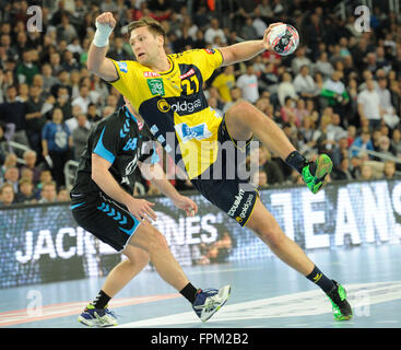 Zagreb, Kroatien. 19. März 2016. Harald Reinkind (R) des Rhein-Neckar Löwen schießt während der European Handball Federation (EHF) Herren letzten 16 der Champions League Spiel gegen PPD Zagreb in der Arena Zagreb in Zagreb, Kroatien, 19. März 2016. Rhein-Neckar Löwen gewonnen durch 24-23. © Miso Lisanin/Xinhua/Alamy Live-Nachrichten Stockfoto