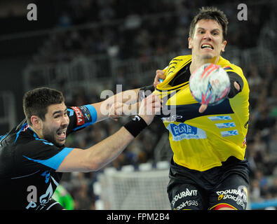 Zagreb, Kroatien. 19. März 2016. Andre Schmid (R) des Rhein-Neckar Löwen geht der Ball während der European Handball Federation (EHF) Herren letzten 16 der Champions League Spiel gegen PPD Zagreb in der Arena Zagreb in Zagreb, Kroatien, 19. März 2016. Rhein-Neckar Löwen gewonnen durch 24-23. © Miso Lisanin/Xinhua/Alamy Live-Nachrichten Stockfoto