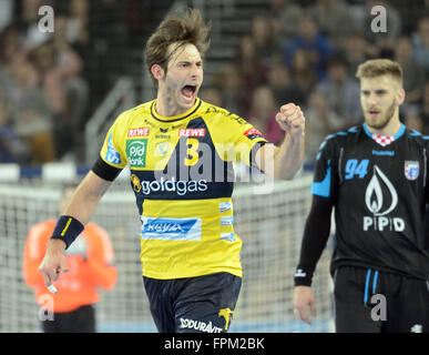 Zagreb, Kroatien. 19. März 2016. Uwe Gensheimer von den Rhein-Neckar Löwen feiert nach seinem Tor während der European Handball Federation (EHF) Herren letzten 16 der Champions League Spiel gegen PPD Zagreb in der Arena Zagreb in Zagreb, Kroatien, 19. März 2016. Rhein-Neckar Löwen gewonnen durch 24-23. © Miso Lisanin/Xinhua/Alamy Live-Nachrichten Stockfoto