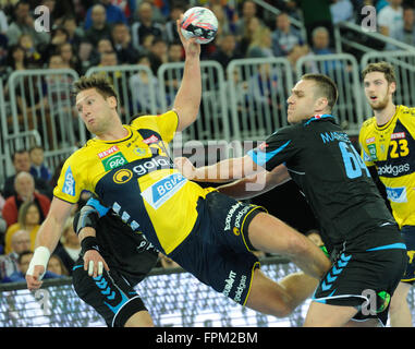 Zagreb, Kroatien. 19. März 2016. Während der European Handball Federation (EHF) Herren letzten 16 der Champions League Spiel gegen PPD Zagreb schießt Harald Reinkind (Front L) des Rhein-Neckar Löwen in der Arena Zagreb in Zagreb, Kroatien, 19. März 2016. Rhein-Neckar Löwen gewonnen durch 24-23. © Miso Lisanin/Xinhua/Alamy Live-Nachrichten Stockfoto