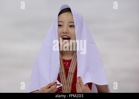 Debrecen, Ungarn. 19. März 2016. Goldmedaillengewinner Marin Honda Japan besucht die Preisverleihung der Damen Eiskunstlauf während der ISU World Junior Figure Skating Championships in Debrecen, Ungarn, 19. März 2016. Marin Honda gewann die Goldmedaille mit 192,98 Punkten. © Attila Volgyi/Xinhua/Alamy Live-Nachrichten Stockfoto