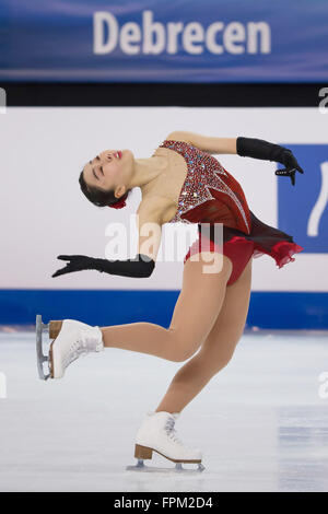 Debrecen, Ungarn. 19. März 2016. Bronzemedaillengewinner Wakaba Higuchi Japans konkurriert im Eiskunstlauf der Frauen während der ISU World Junior Figure Skating Championships in Debrecen, Ungarn, 19. März 2016. Wakaba Higuchi gewann die Bronzemedaille mit 183,73 Punkten. © Attila Volgyi/Xinhua/Alamy Live-Nachrichten Stockfoto