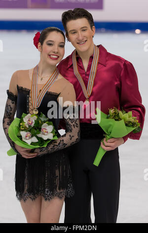 Debrecen, Ungarn. 19. März 2016. Goldmedaillengewinner Lothringen McNamara (L) und Quinn Carpenter feiern ihren Sieg bei der Verleihung der Eistanz-Wettbewerb bei der ISU World Junior Figure Skating Championships in Debrecen, Ungarn, 19. März 2016. © Attila Volgyi/Xinhua/Alamy Live-Nachrichten Stockfoto