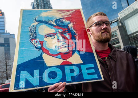 New York, USA. 19. März 2016. Ein Paare tausend Aktivisten versammelten sich vor Trump International Hotel and Tower in Columbus Circle, dann marschierten hinter der Trump-Residenz am Central Park South und an Trump Tower, um die republikanische Präsidentschafts Kandidat Donald zu protestieren "Trump es Plattform zur Einwanderung, Frauen Themen, Muslime, Mexikaner, etc.. Die Veranstaltung wurde auf Facebook von einer Gruppe namens kosmopolitischen Antifaschisten und unterstützt von verschiedenen Einwanderer Berechtigungsgruppen und andere Aktivisten. Bildnachweis: Stacy Walsh Rosenstock/Alamy Live-Nachrichten Stockfoto