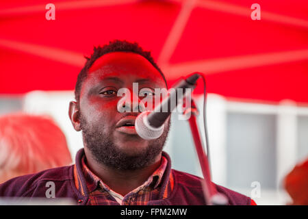 London, UK. 19. März 2016. Luqman Onikosi, ein Student der University of Sussex aus Nigeria droht Abschiebung, Adressen antirassistische Aktivisten vor stehen bis zum Rassismus am UN-Antirassismus-Tag März. Bildnachweis: Mark Kerrison/Alamy Live-Nachrichten Stockfoto