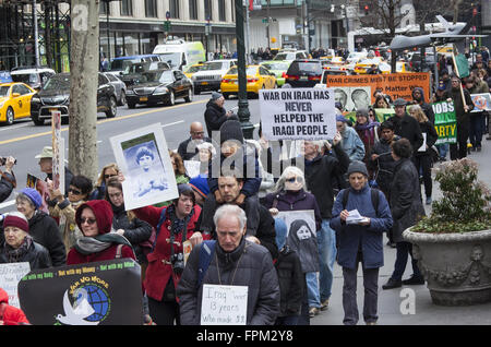 New York, USA. 19. März 2016. Koalition von Aktivistengruppen März und haben eine Stille Mahnwache, die Aufmerksamkeit auf Out-of-Control Destruktivität der US-Militarismus nichts positives zu erreichen und die Verlagerung ganzer Gesellschaften wie in Irak & Syrien. Bildnachweis: David Grossman/Alamy Live-Nachrichten Stockfoto