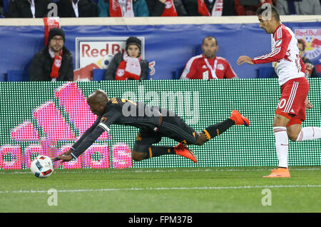 Harrison, New Jersey, USA. 17. März 2016. Houston Dynamo Mittelfeldspieler DaMarcus Beasley (7) verliert er das Gleichgewicht während der ersten Hälfte ein MLS-Fußballspiel zwischen Houston Dynamo und die New York Red Bulls in der Red Bull Arena in Harrison, New Jersey. Mike Langish/Cal-Sport-Medien. © Csm/Alamy Live-Nachrichten Stockfoto