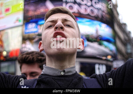 London, UK. Samstag, 19. März 2016. Ein junger Antifasicist Demonstrant verfasste mit der ersten britischen Gruppe am Piccadilly Circus. Stockfoto