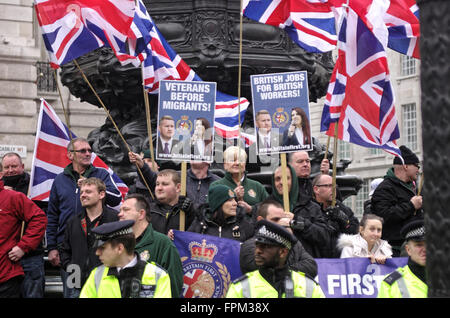 London, UK. Samstag, 19. März 2016. Flüchtlingsfeindlichen Britain First Mitglieder sind vom antifaschistischen Demonstranten von der Polizei geschützt. Stockfoto