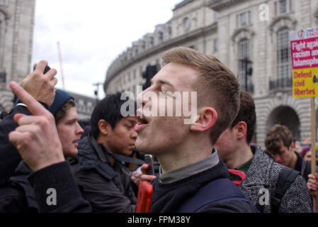 London, UK. Samstag, 19. März 2016. Ein junger Antifasicist Demonstrant verfasste mit der ersten britischen Gruppe am Piccadilly Circus. Stockfoto