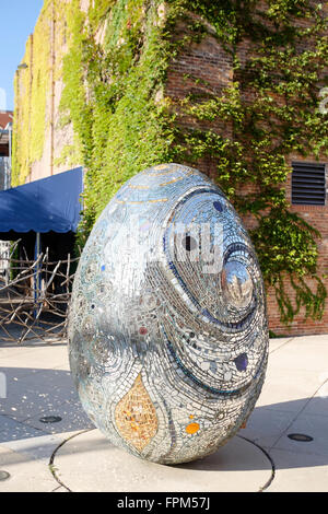 Ein Ei Skulptur außerhalb der American Visionary Art Museum in Baltimore, Maryland, USA. Stockfoto
