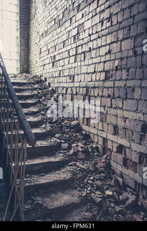 Treppe mit alte Mauer im Inneren der Ruine Stockfoto