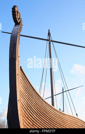 Fragment der alten Wikinger-Schiff namens Drakkar gegen blauen Himmel Stockfoto