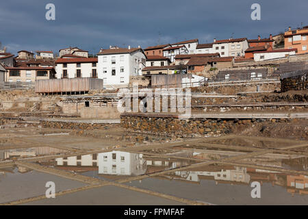 Blick auf Salinas de Añana, Alava, Baskenland, Spanien Stockfoto