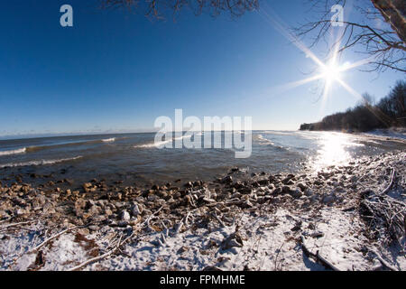 Fisheye-Objektiv von einem gefrorenen Strand am Ufer des Lake Michigan Stockfoto