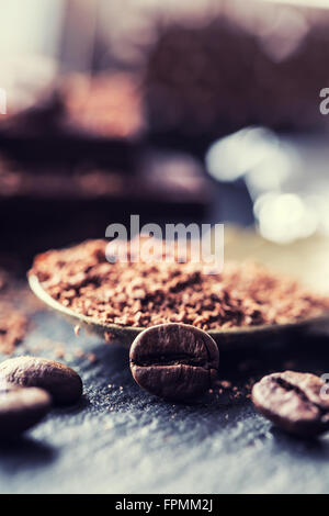 Schokolade. Schwarze Schokolade. Ein paar Würfel von schwarzer Schokolade. Schokolade Tafeln von geriebener Schokolade Pulver verschüttet. Kaffeebohnen. Stockfoto