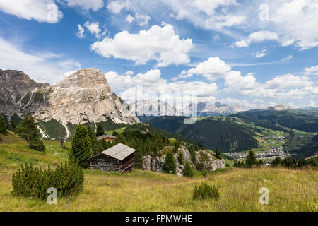 Blick von der Kolfuschger Höhenweg im Gadertal, in das Tal Corvara, auf der linken Seite des Berges Sass Songher, Dolomiten, Stockfoto