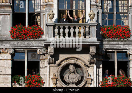 Einige Balkone von Le Pigeon in La Grand Place, Brüssel. La Chaloupe D'Or - den goldenen Schuh Restaurant in Grote Markt (The Grand Stockfoto