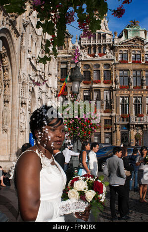 Hochzeit im Hôtel de Ville, Brüssel, Belgien. Das Rathaus, das die südwestliche Fassade einnimmt ist die einzige mittelalterliche buildi Stockfoto