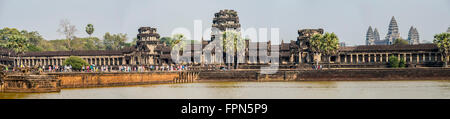 Angkhor Wat, Kambodscha 12. Jahrhundert Tempelstadt der Gott-Könige, 1112-1152 von König Suryavarman II. erbaut. Panorama mit Touristen Stockfoto