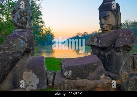 Sonnenuntergang auf dem Causeway, das Südtor von Angkor Thom mit Göttern und Dämonen ziehen an einer Riesenschlange zu der Stadt gebaut Stockfoto