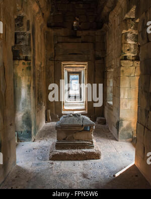 Innenraum von dem Tempel Banteay Samre mit einem Yoni-Sockel und zeigt einen langen geraden Gang nach außen Stockfoto