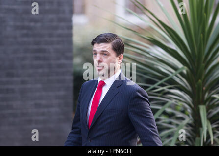 Arbeits- und Rentenministerium Sekretärin, Stephen Crabb, kommt an der Hausnummer 10 Downing Street.He hat Iain Duncan Smith zurückgetretenen ersetzt Stockfoto