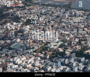 Luftaufnahme von Saigon, Ho-Chi-Minh-Stadt, Vietnam.  Über eine hauptsächlich Wohngebiet mit typischen schmalen Gebäude mit bis zu fünf Stockfoto