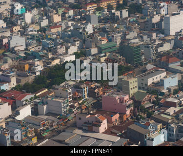 Luftaufnahme von Saigon, Ho-Chi-Minh-Stadt, Vietnam.  Über eine hauptsächlich Wohngebiet mit typischen schmalen Gebäude mit bis zu fünf Stockfoto