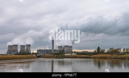 Widnes, Cheshire, Fiddler's Ferry Kohle betriebene Kraftwerk vom Fluss Mersey im Winter mit Rauchwolken aus dem chimn Stockfoto